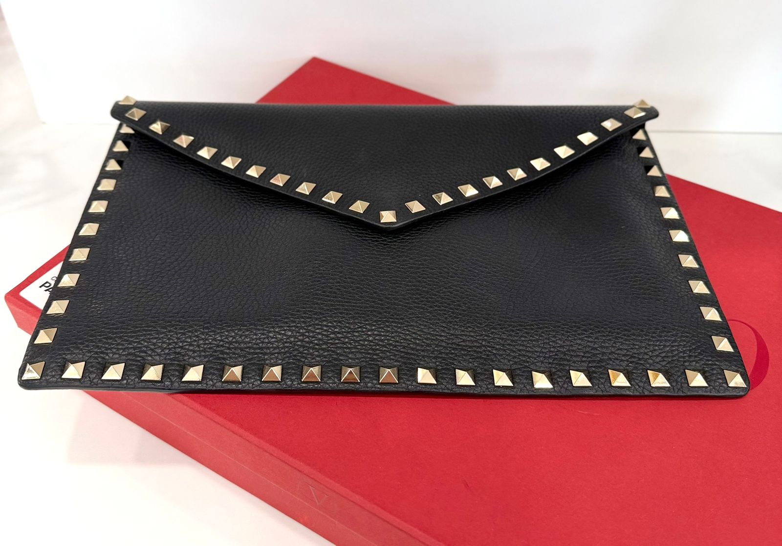 VALENTINO ROCKSTUD LARGE ENVELOPE GRAINED CALFSKIN LEATHER CLUTCH