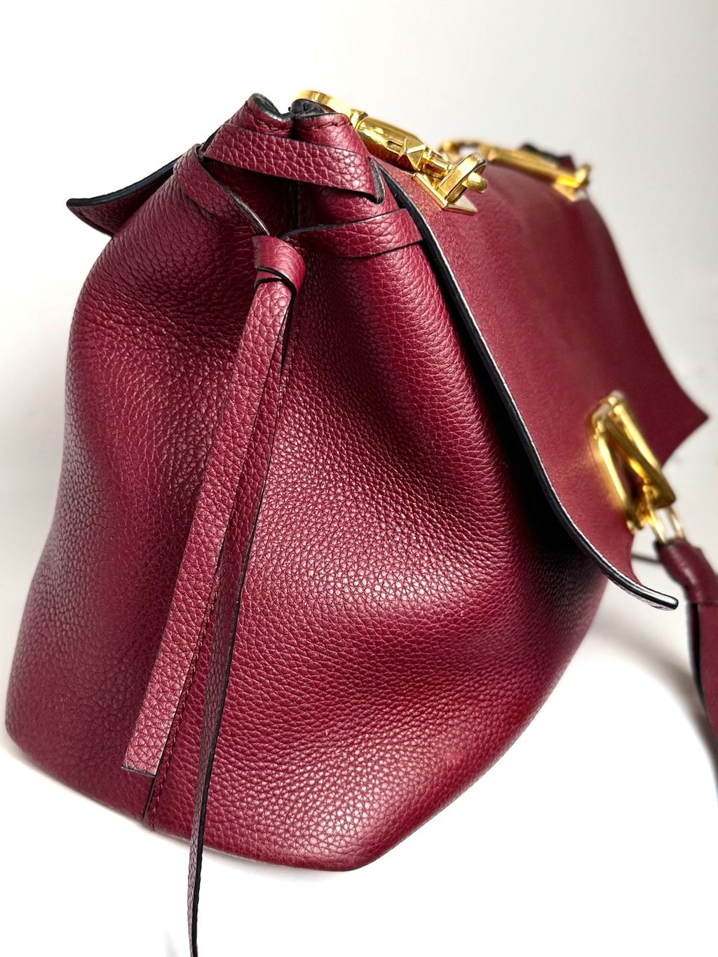 VALENTINO VLOGO CHAIN GRAINED CALFSKIN LEATHER SHOULDER BAG