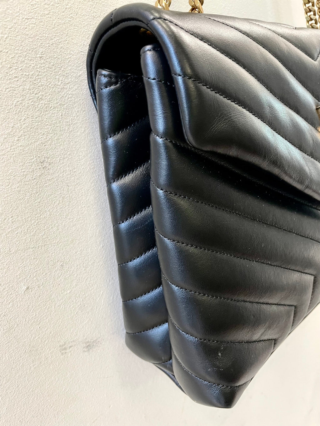 YSL MEDIUM LOULOU Y QUILTED CALFSKIN SHOULDER BAG