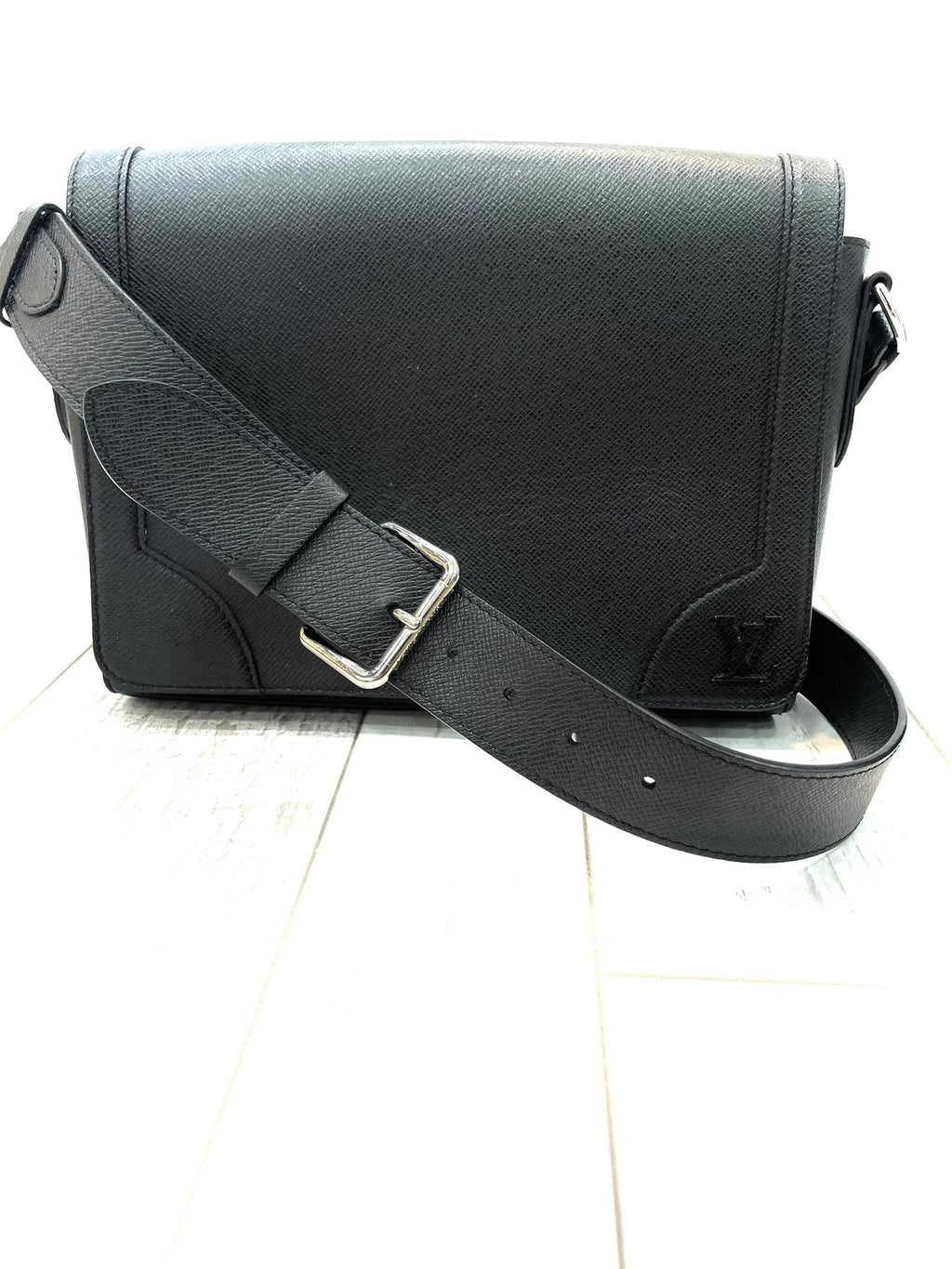 LOUIS VUITTON MEN'S TAIGA MESSENGER BAG