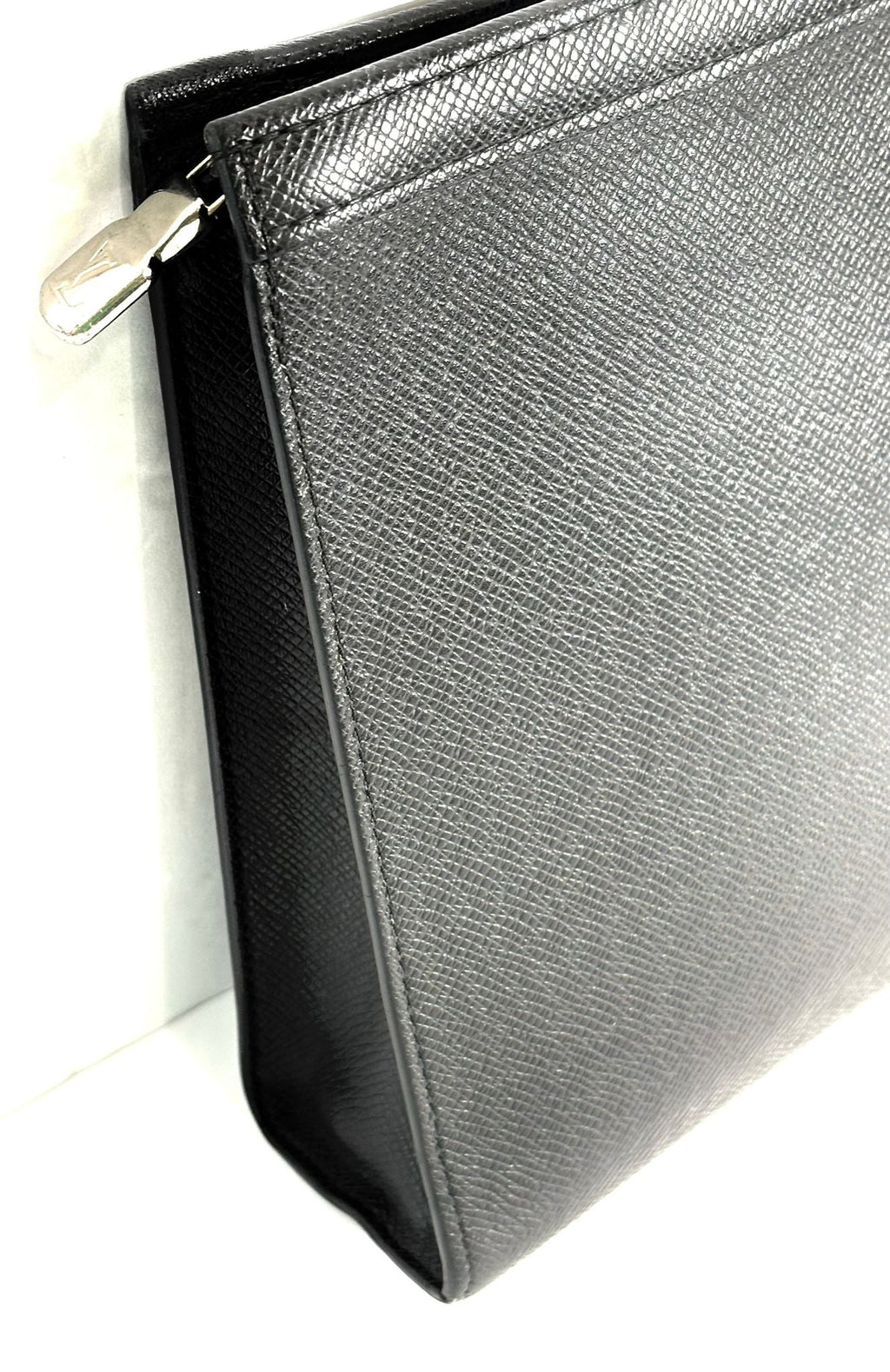LOUIS VUITTON TAIGA POCHETTE VOYAGE MM BAG