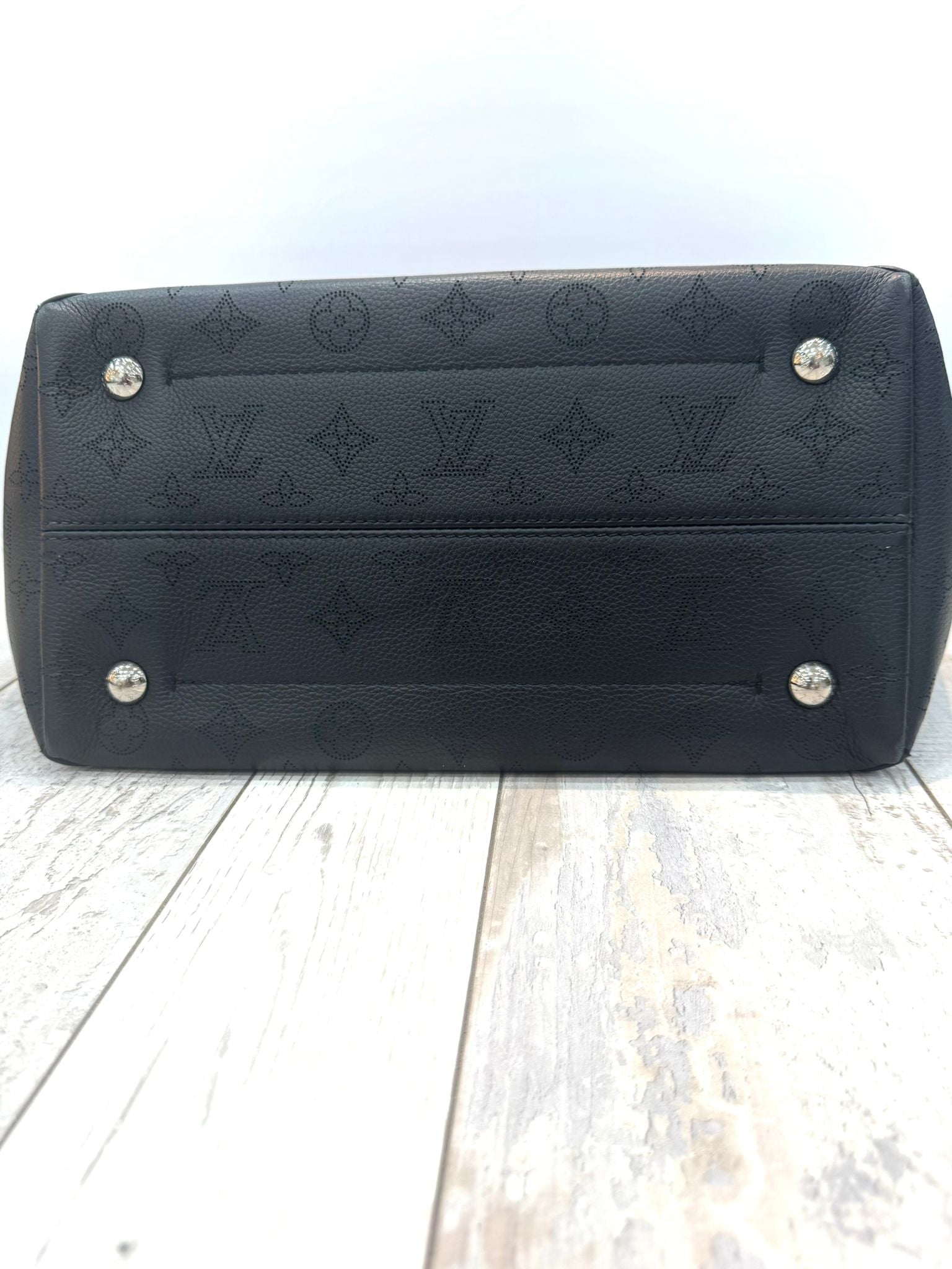 LOUIS VUITTON BLOSSOM MAHINA CALFSKIN LEATHER MM BAG