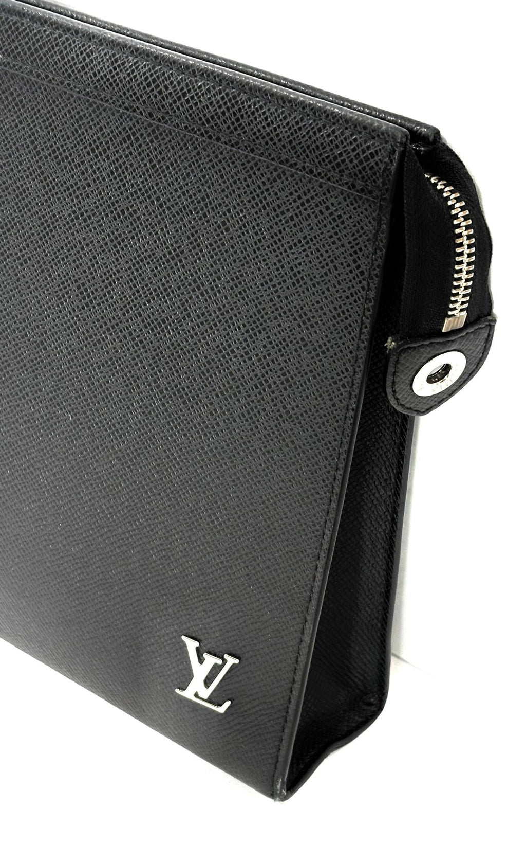 LOUIS VUITTON TAIGA POCHETTE VOYAGE MM BAG