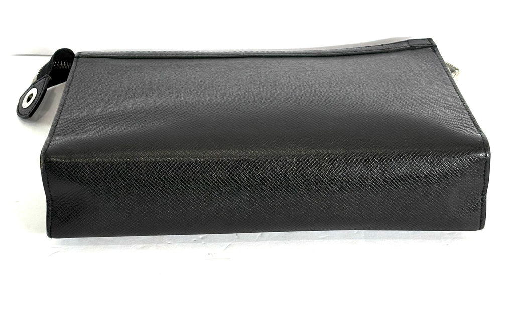 LOUIS VUITTON TAIGA POCHETTE VOYAGE MM BAG