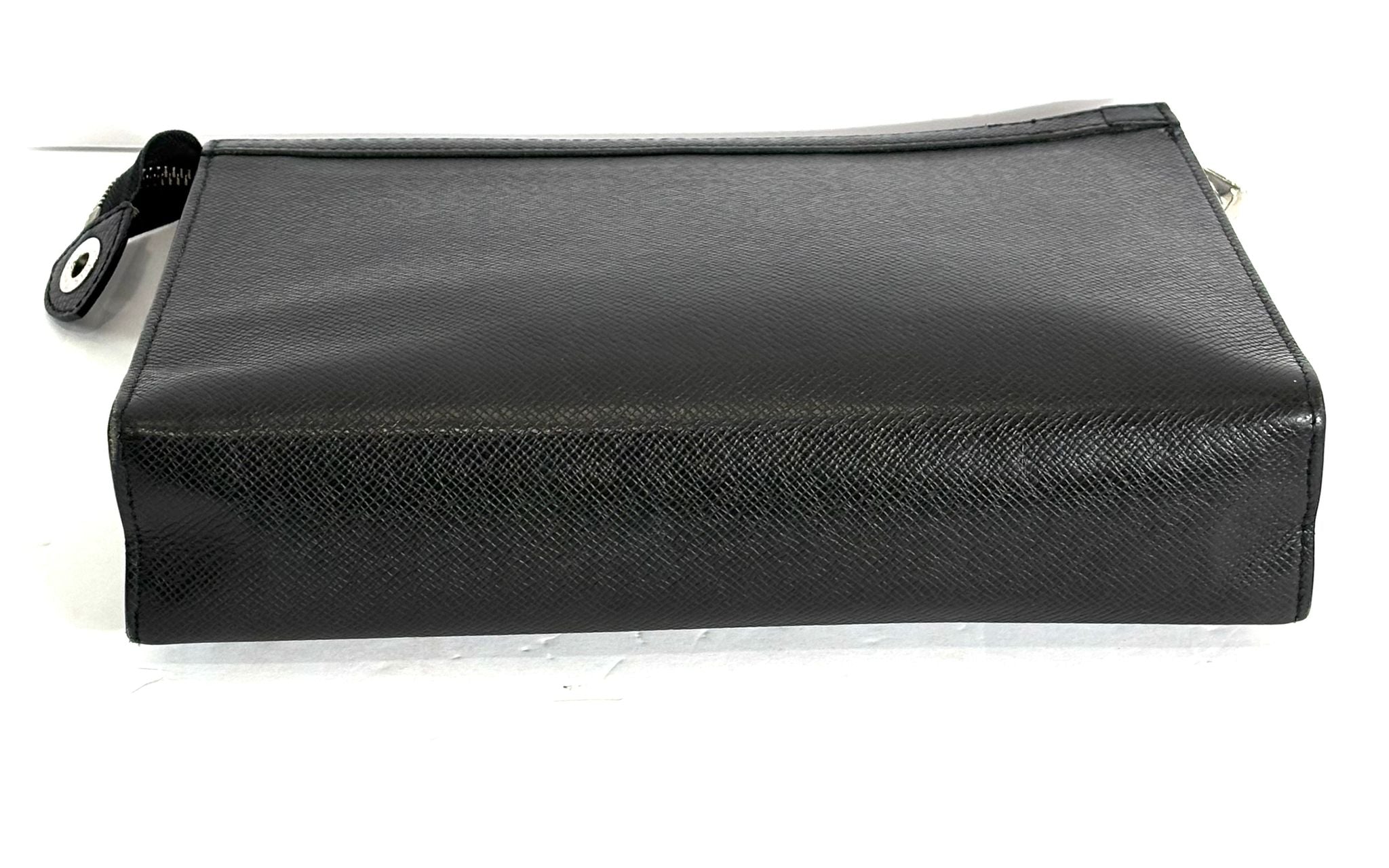 LOUIS VUITTON TAIGA POCHETTE VOYAGE MM BAG