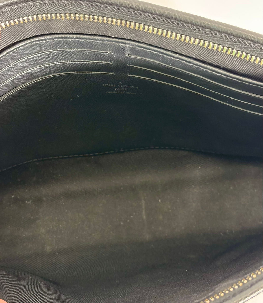 LOUIS VUITTON TAIGA POCHETTE VOYAGE MM BAG