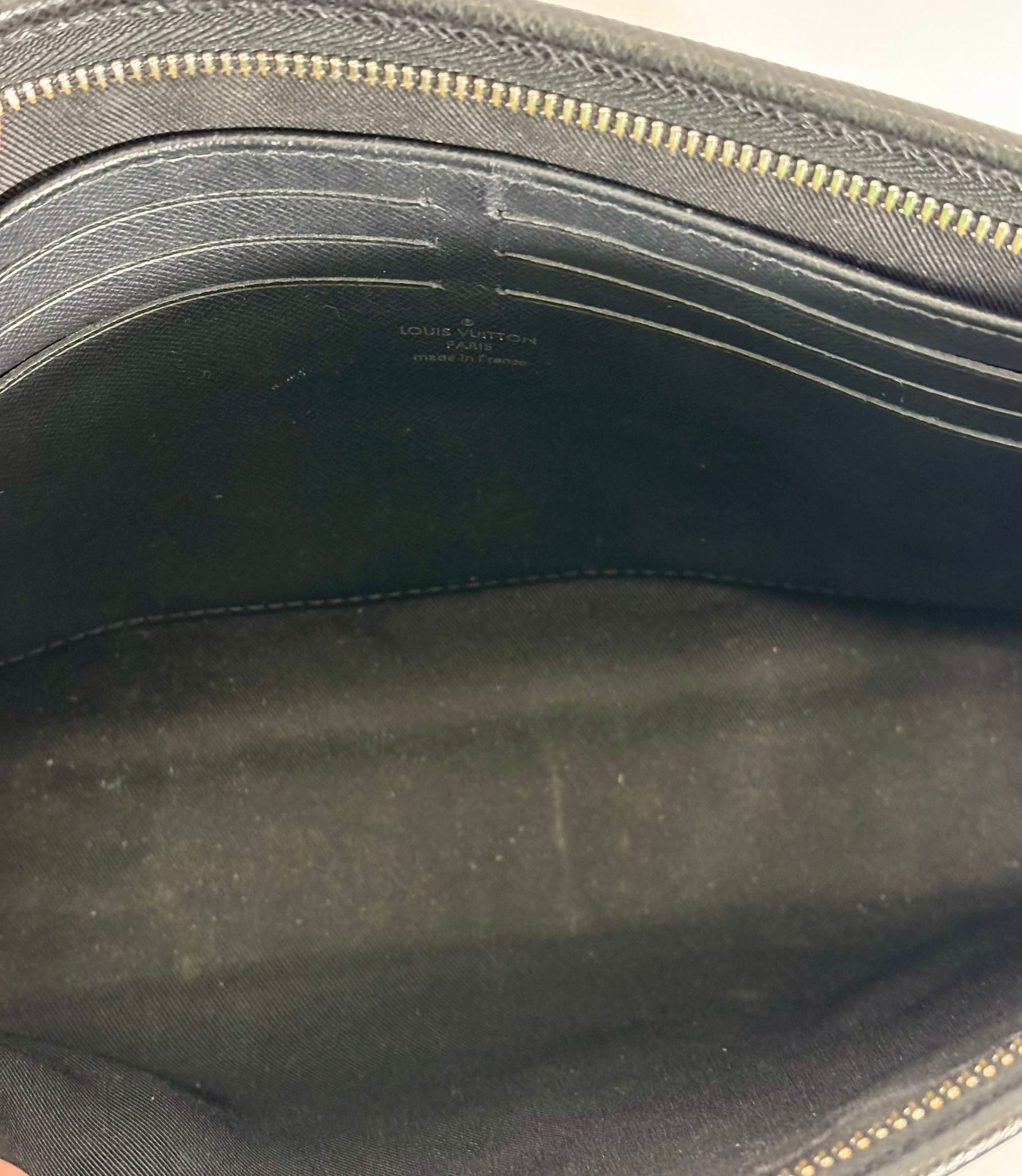 LOUIS VUITTON TAIGA POCHETTE VOYAGE MM BAG