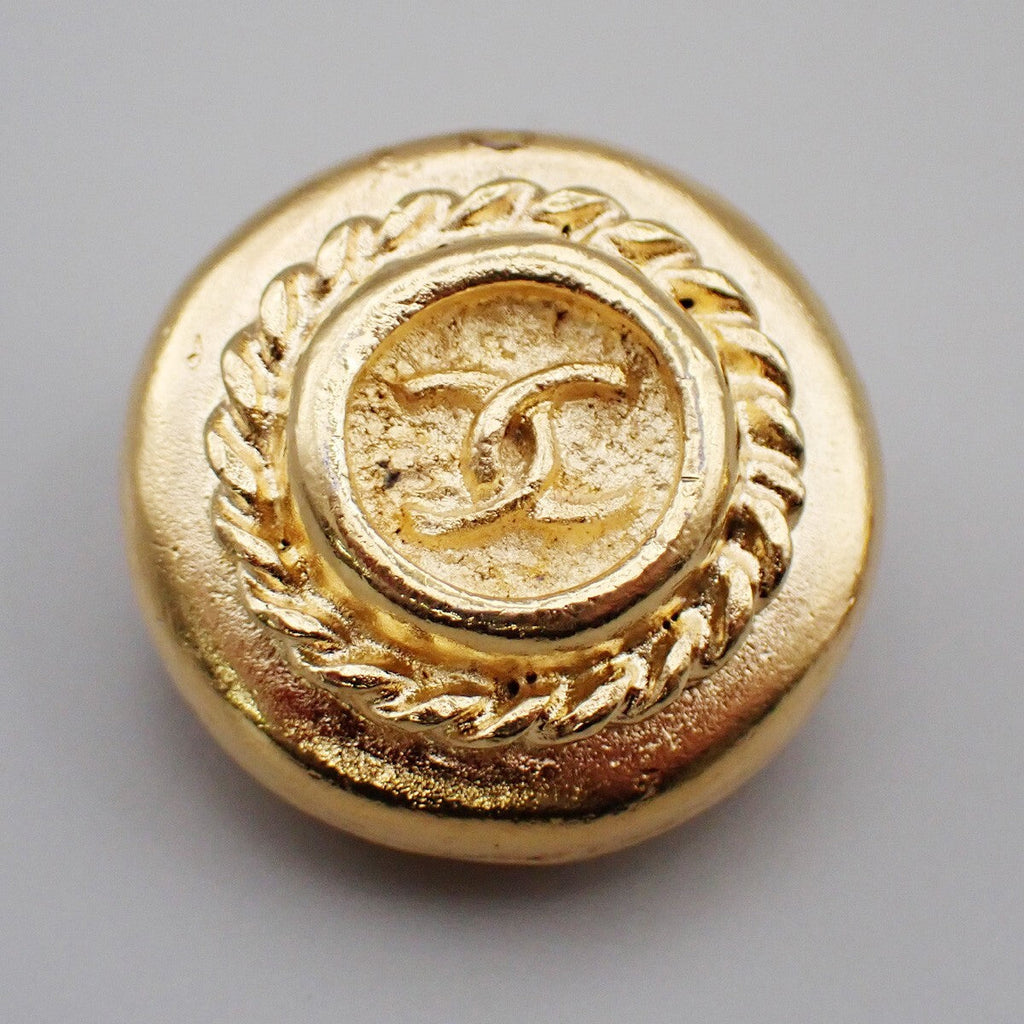 Chanel Vintage Cc Logo Round Clip On Earrings Textured Metal Gold Gold_Plated Earrings Jewelry (Pre-Owned)