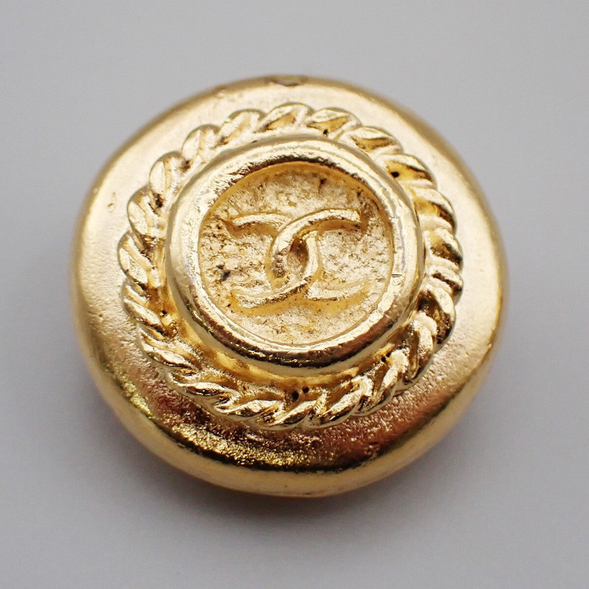 Chanel Vintage Cc Logo Round Clip On Earrings Textured Metal Gold Gold_Plated Earrings Jewelry (Pre-Owned)