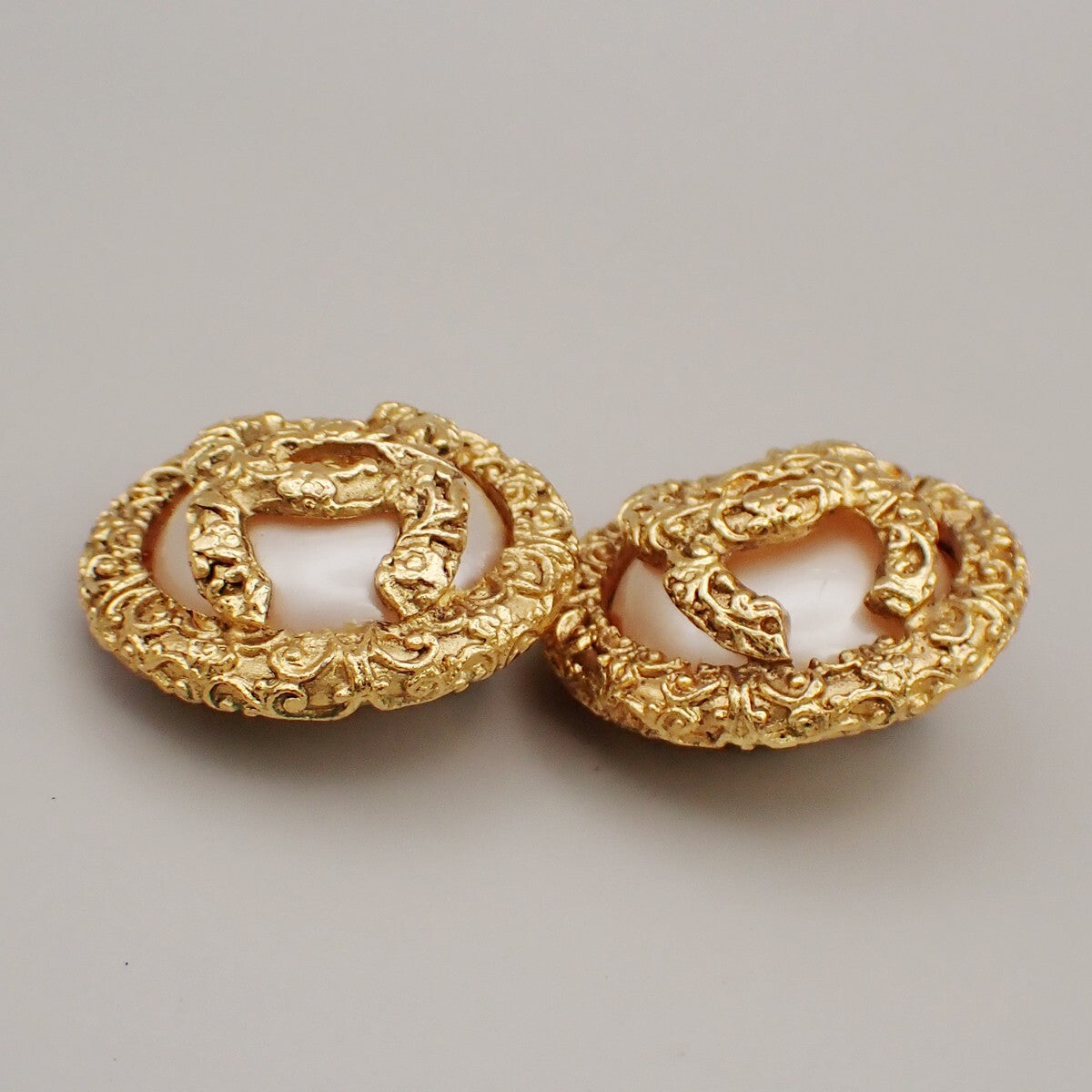 Chanel Vintage Cc Logo Round Clip-On Earrings Metal With Crystals Gold Gold_Plated,Pearl Earrings Jewelry (Pre-Owned)