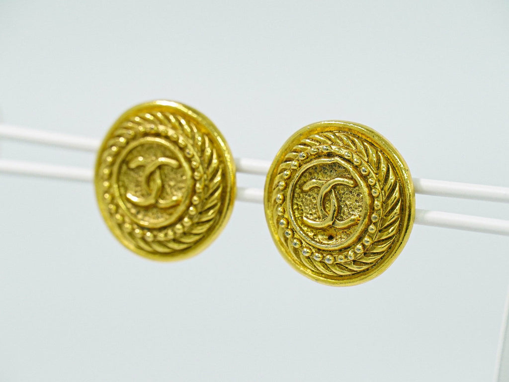 Chanel Vintage Cc Logo Round Clip On Earrings Textured Metal Gold Gold_Plated Earrings Jewelry (Pre-Owned)