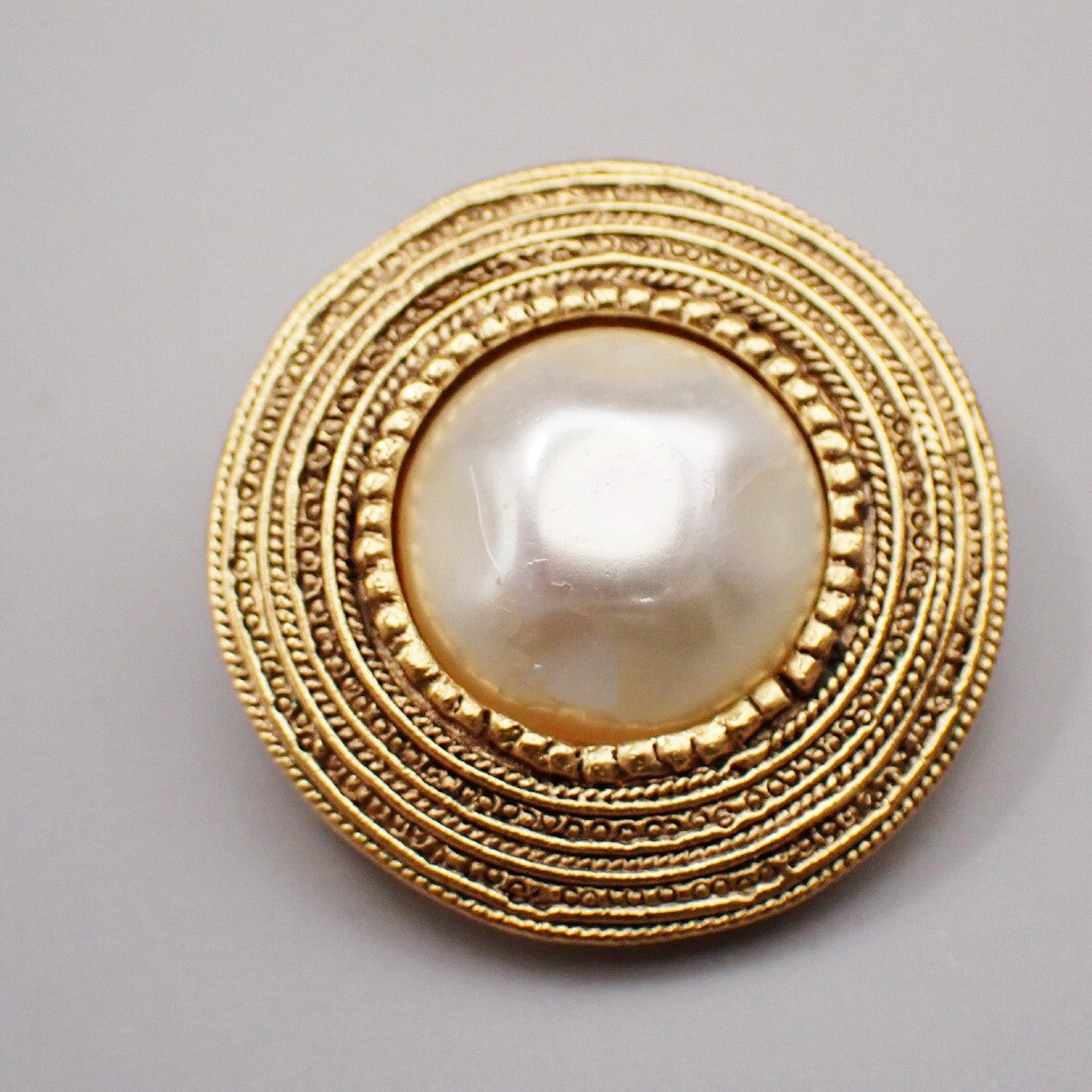 Chanel Vintage Round Clip-On Earrings Metal With Faux Pearl Gold Gold_Plated Earrings Jewelry (Pre-Owned)