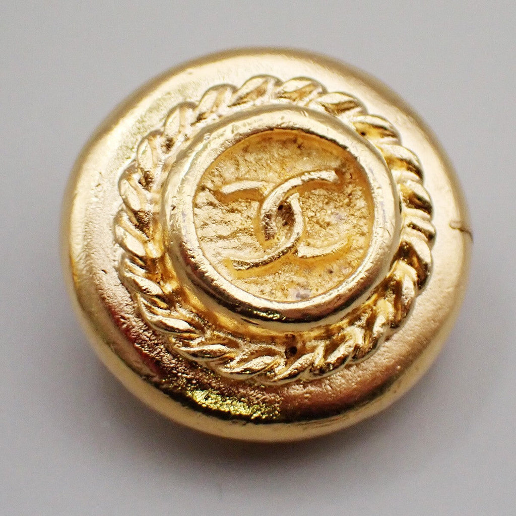 Chanel Vintage Cc Logo Round Clip On Earrings Textured Metal Gold Gold_Plated Earrings Jewelry (Pre-Owned)