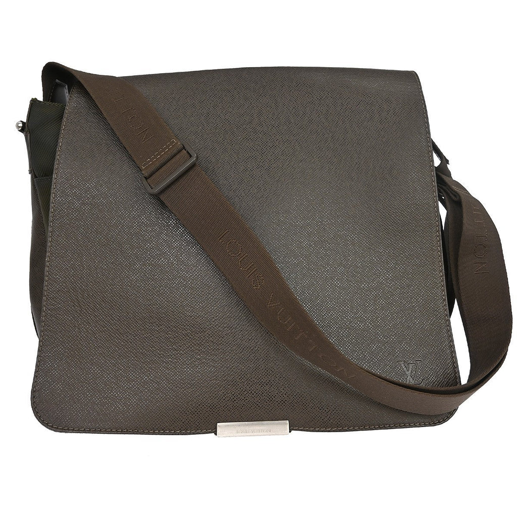 Louis Vuitton Viktor Messenger Bag Taiga Leather Brown Leather Shoulder Bag Bag (Pre-Owned)