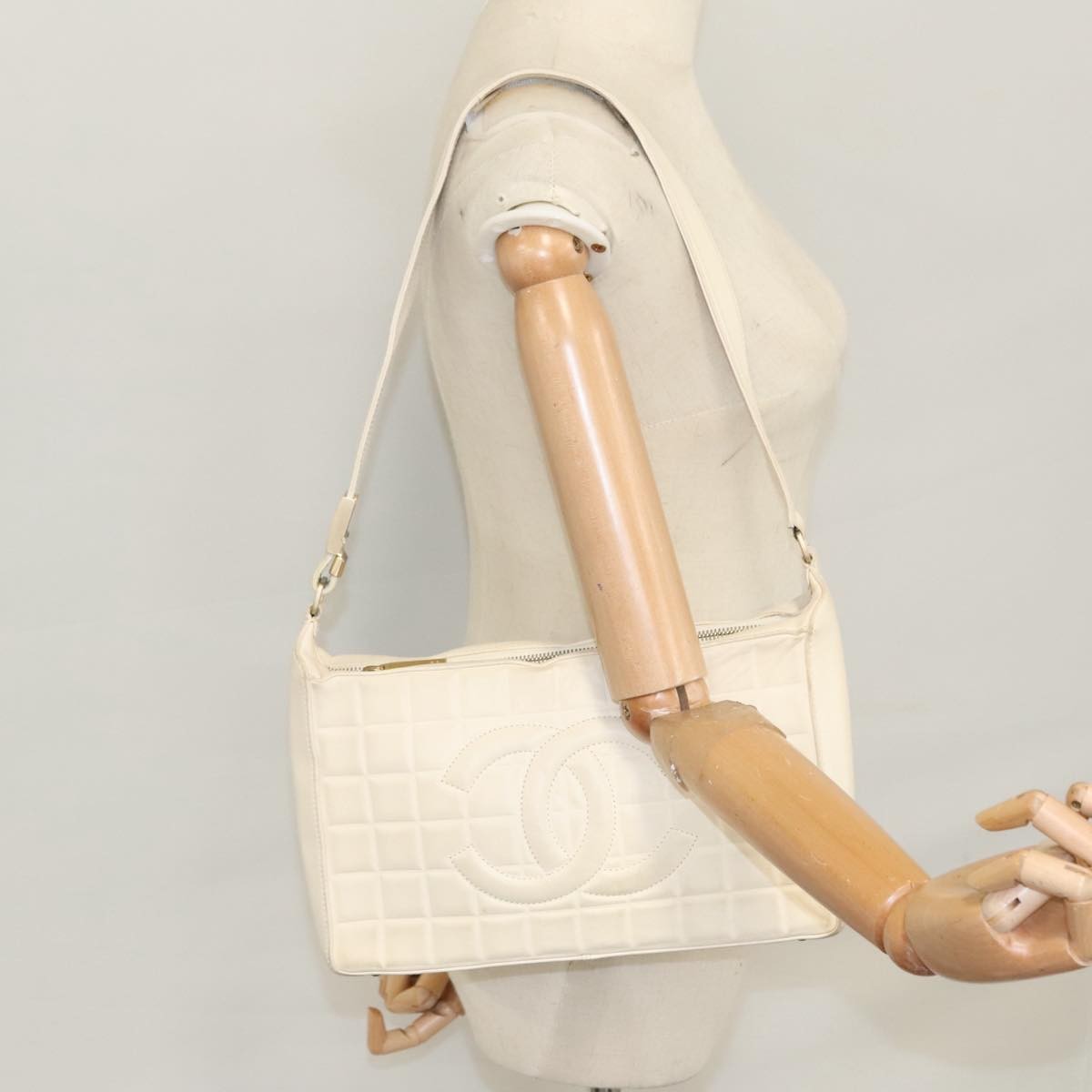 Chanel Chocolate Bar Cc Shoulder Bag Quilted Leather White Leather Shoulder Bag Bag (Pre-Owned)
