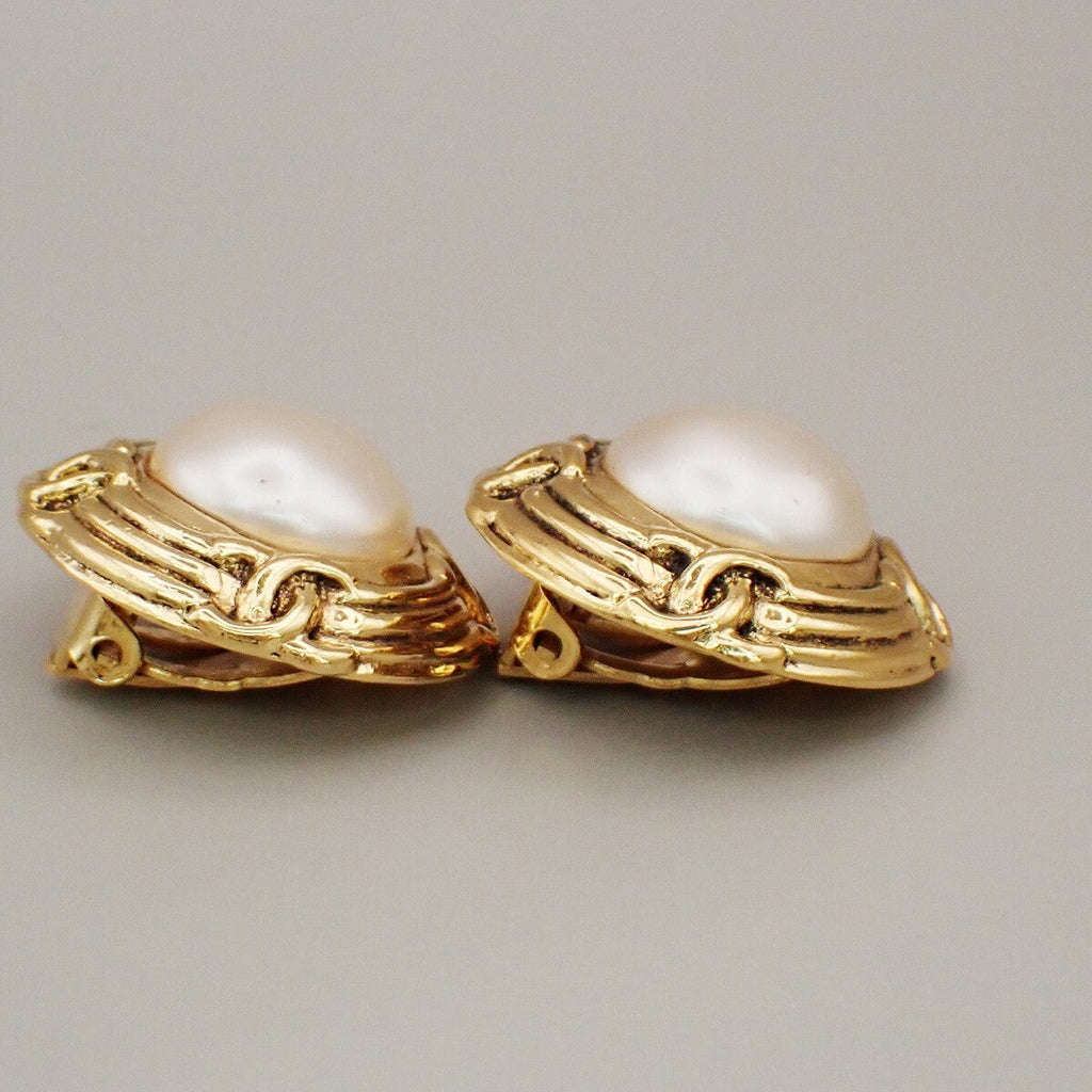Chanel Vintage Round Clip-On Earrings Metal With Faux Pearl Gold Gold_Plated Earrings Jewelry (Pre-Owned)