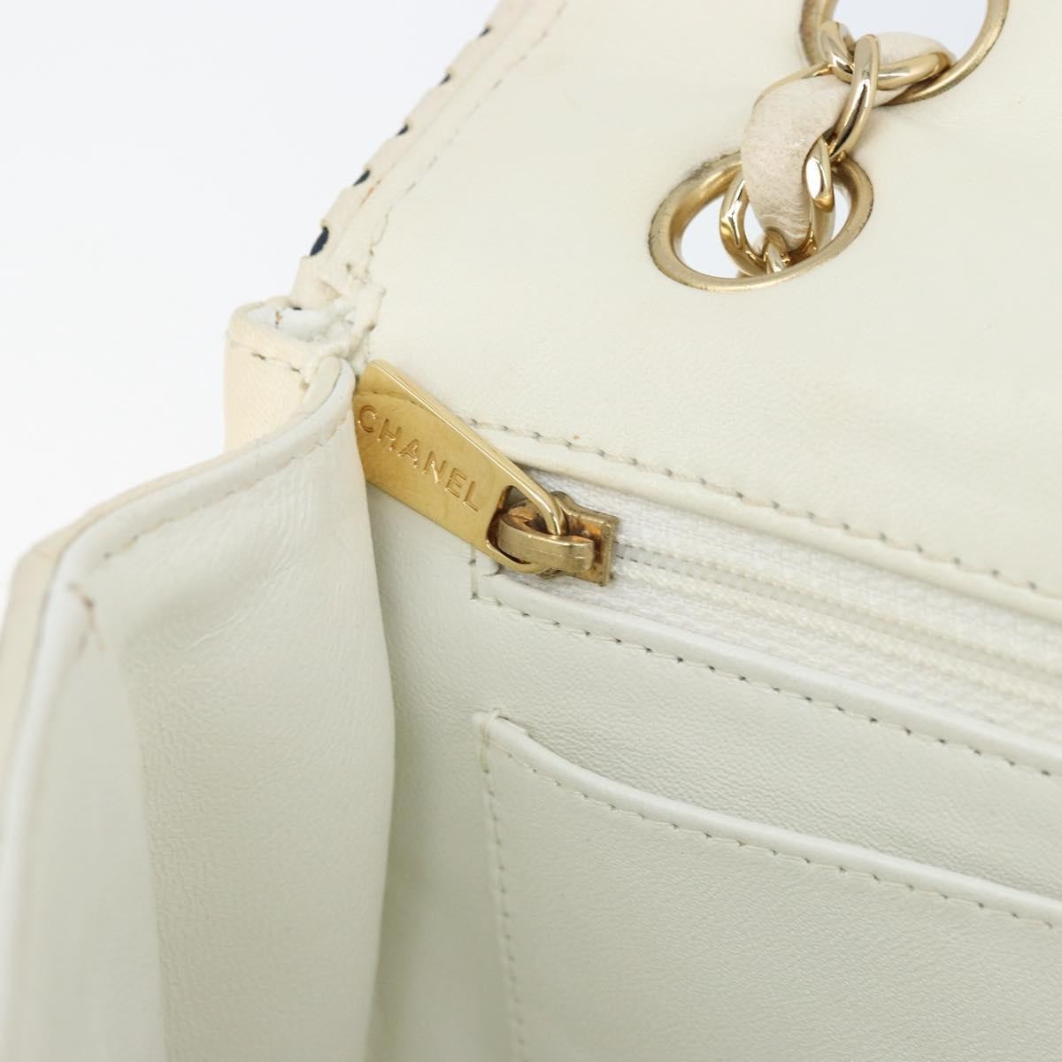 Chanel Vintage Punched Edge Classic Single Flap Bag Quilted Lambskin White Leather Shoulder Bag Bag (Pre-Owned)