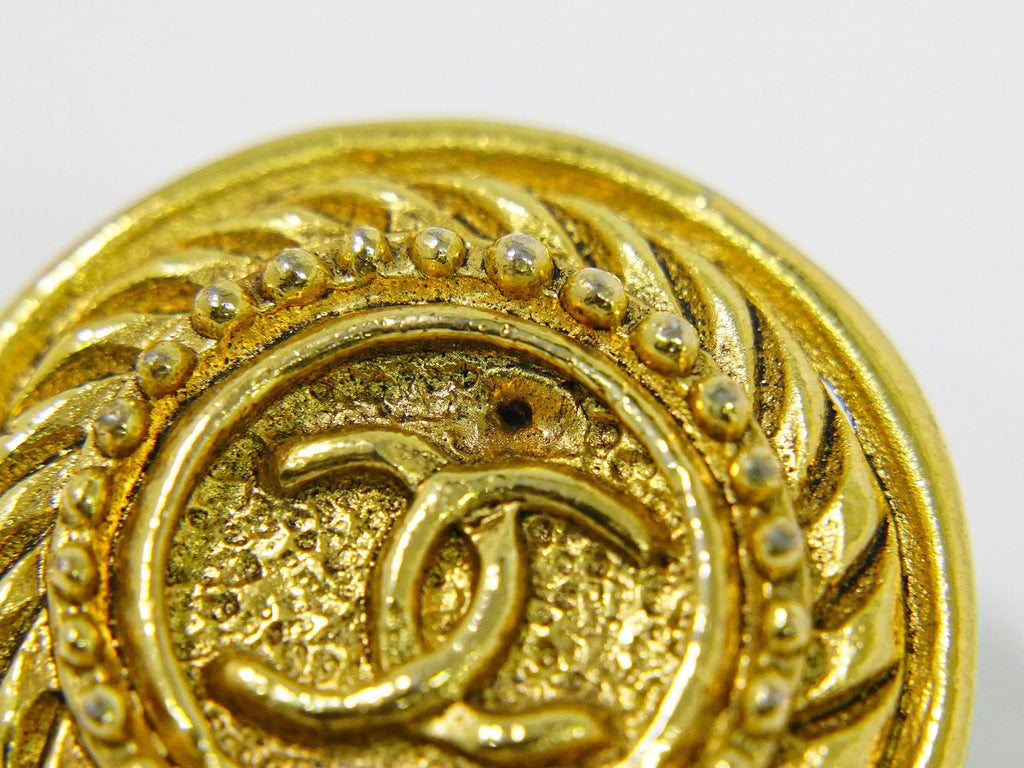 Chanel Vintage Cc Logo Round Clip On Earrings Textured Metal Gold Gold_Plated Earrings Jewelry (Pre-Owned)
