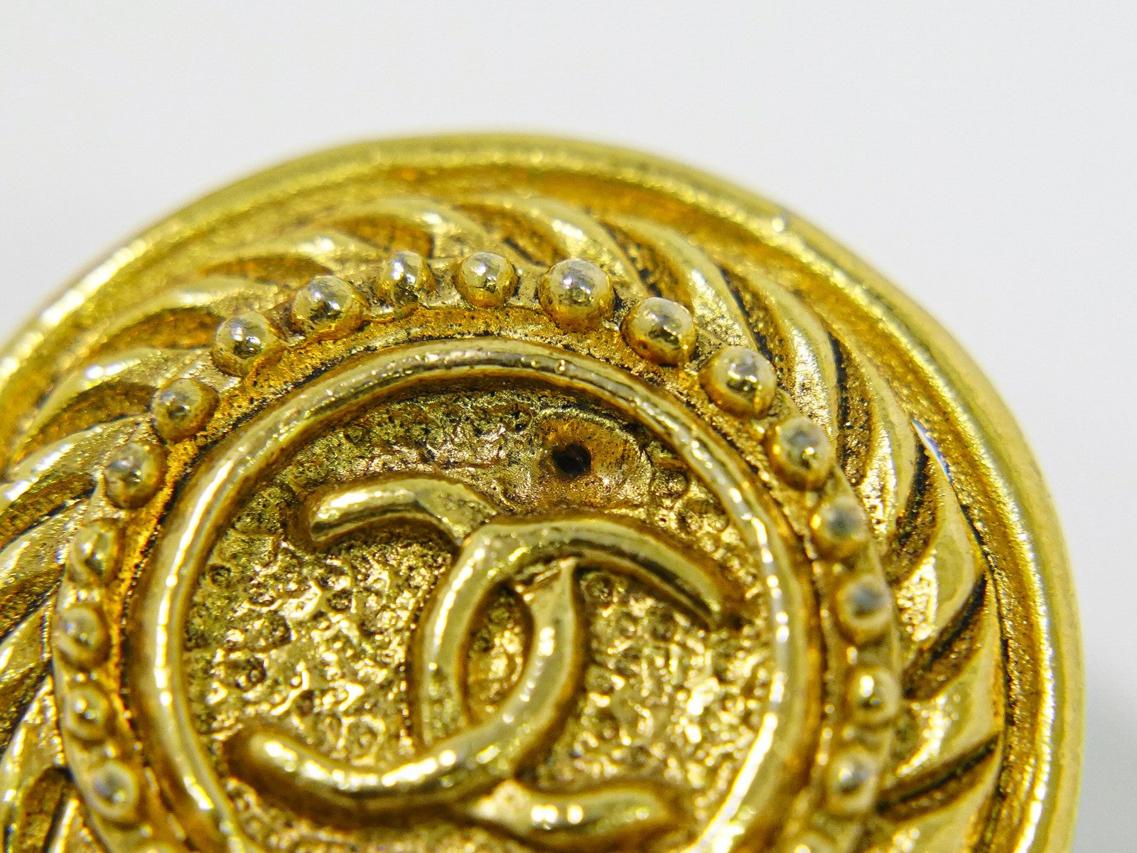 Chanel Vintage Cc Logo Round Clip On Earrings Textured Metal Gold Gold_Plated Earrings Jewelry (Pre-Owned)