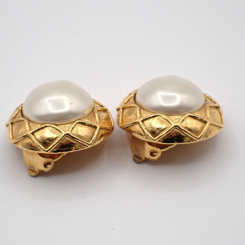 Chanel Vintage Round Clip-On Earrings Metal With Faux Pearl Gold Gold_Plated Earrings Jewelry (Pre-Owned)