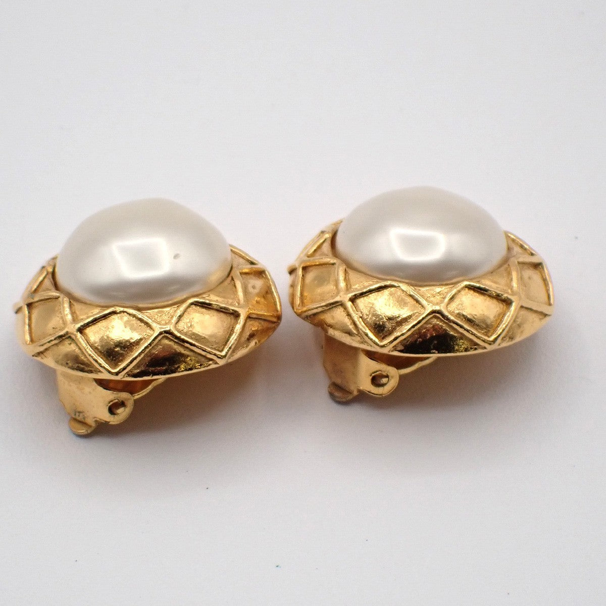 Chanel Vintage Round Clip-On Earrings Metal With Faux Pearl Gold Gold_Plated Earrings Jewelry (Pre-Owned)