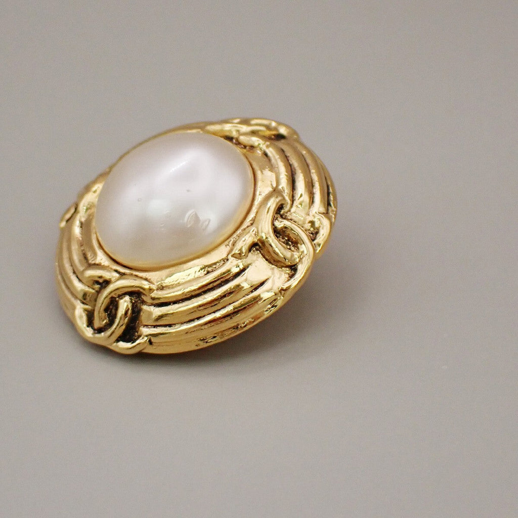Chanel Vintage Round Clip-On Earrings Metal With Faux Pearl Gold Gold_Plated Earrings Jewelry (Pre-Owned)