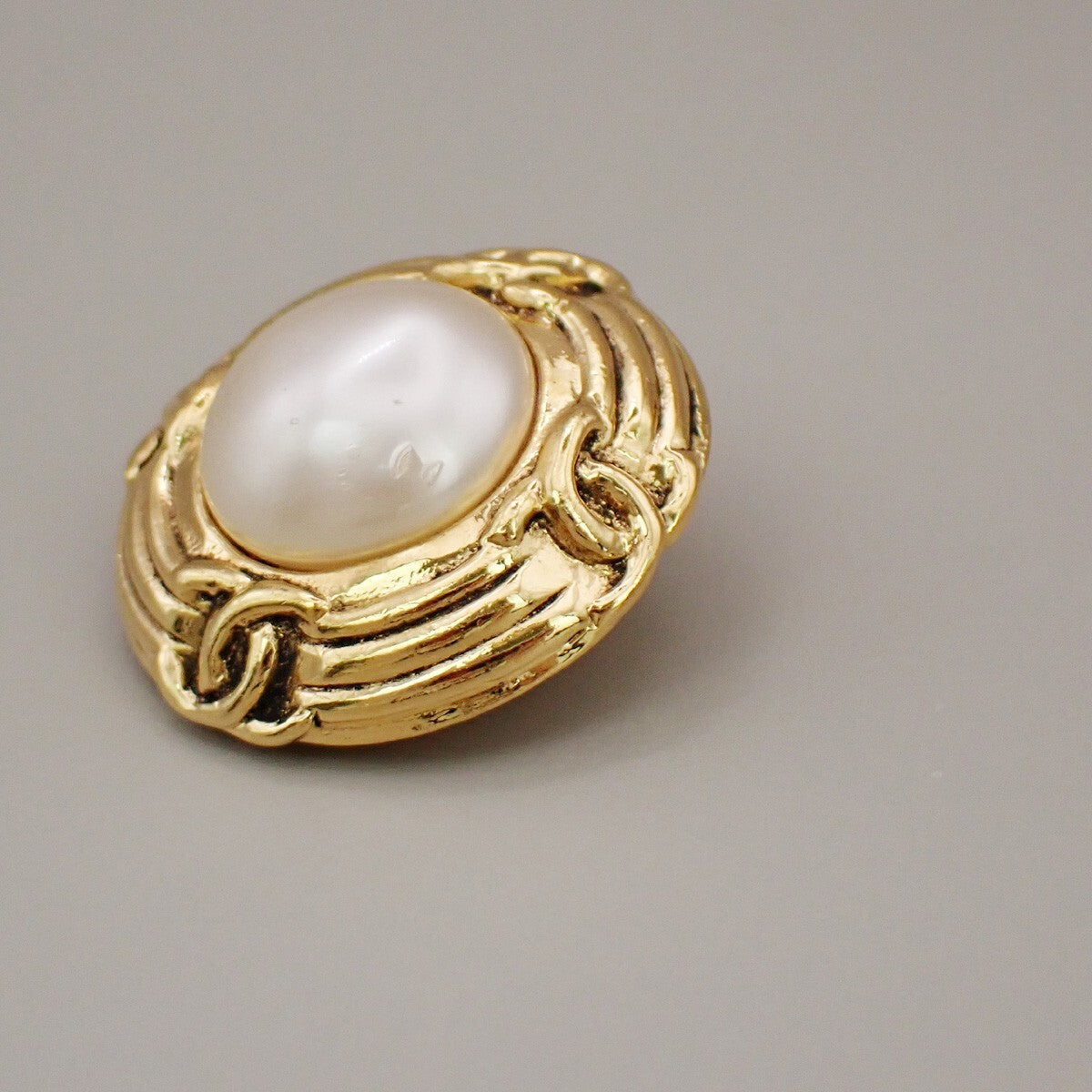Chanel Vintage Round Clip-On Earrings Metal With Faux Pearl Gold Gold_Plated Earrings Jewelry (Pre-Owned)
