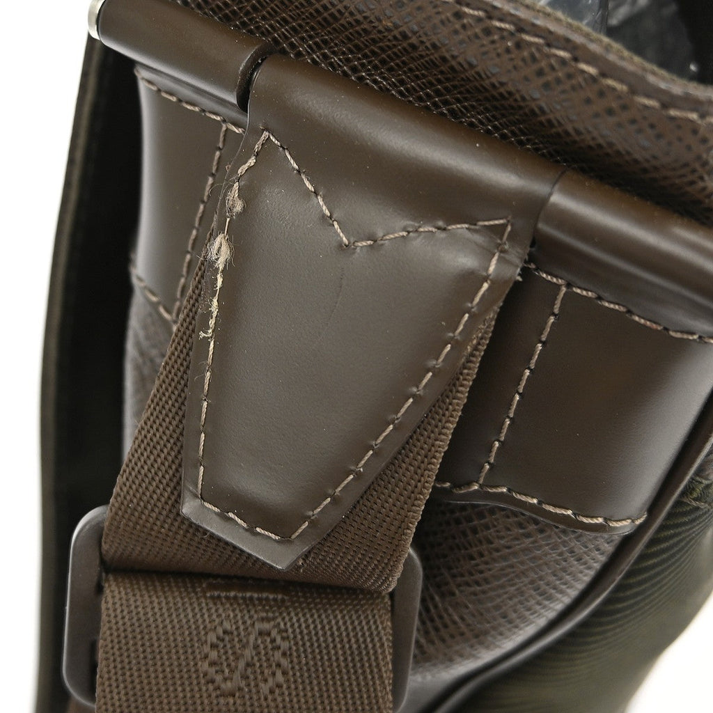 Louis Vuitton Viktor Messenger Bag Taiga Leather Brown Leather Shoulder Bag Bag (Pre-Owned)