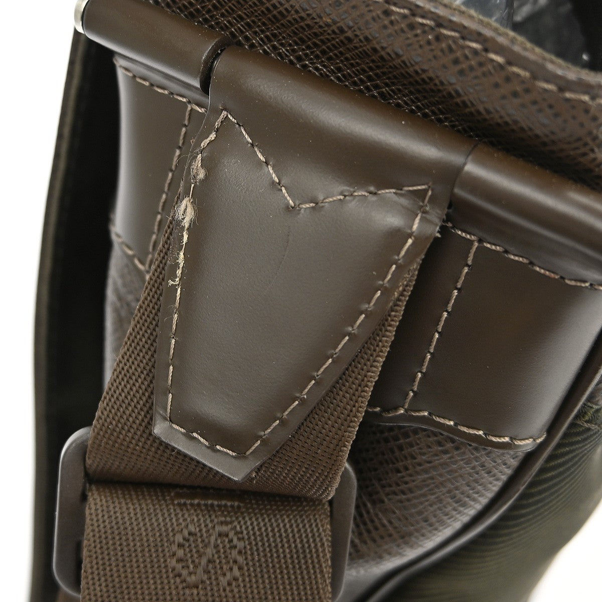 Louis Vuitton Viktor Messenger Bag Taiga Leather Brown Leather Shoulder Bag Bag (Pre-Owned)