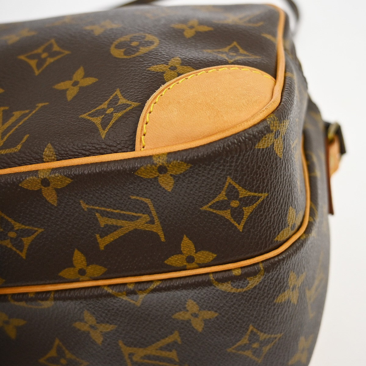 Louis Vuitton Nil Messenger Bag Monogram Canvas Brown Canvas Shoulder Bag Bag (Pre-Owned)