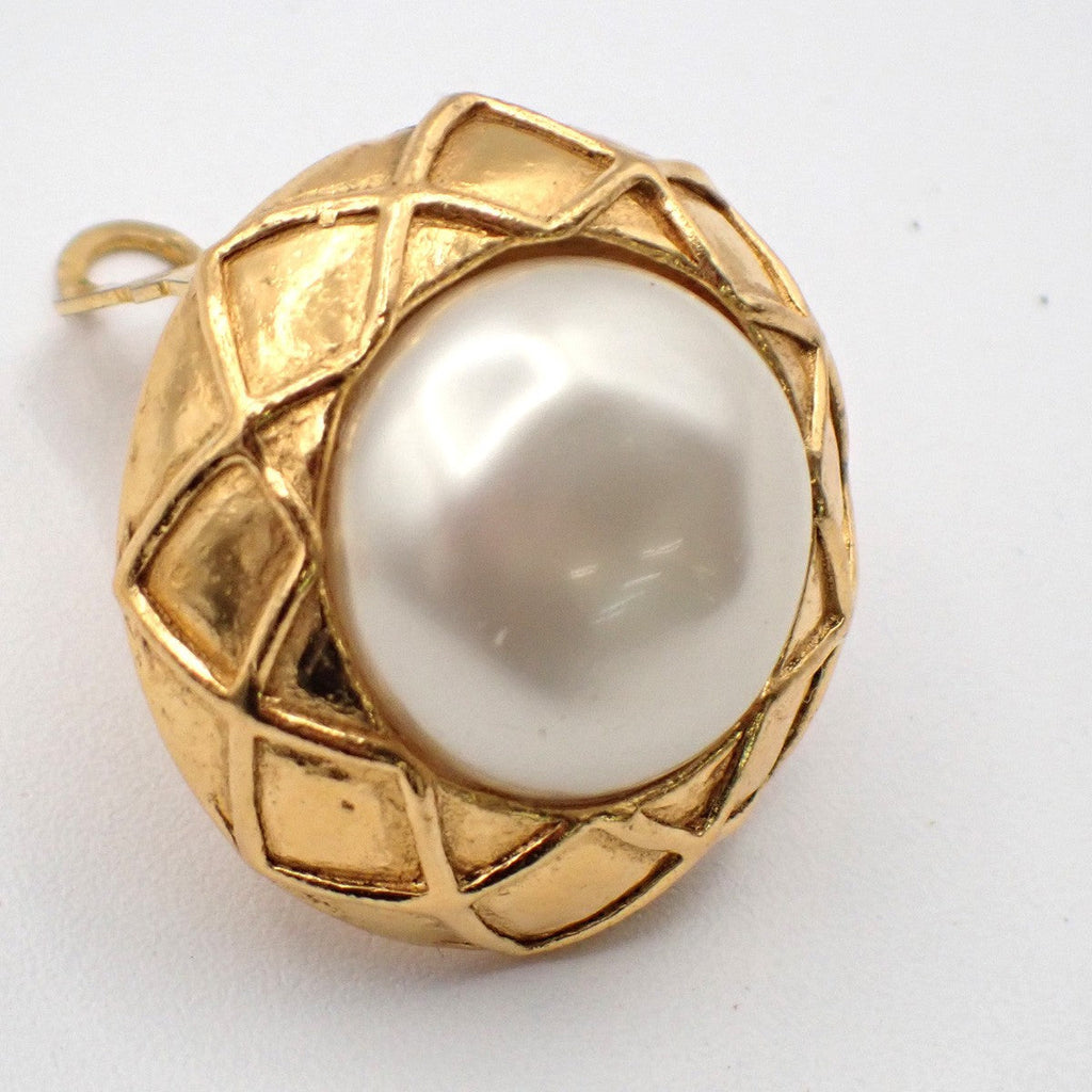 Chanel Vintage Round Clip-On Earrings Metal With Faux Pearl Gold Gold_Plated Earrings Jewelry (Pre-Owned)