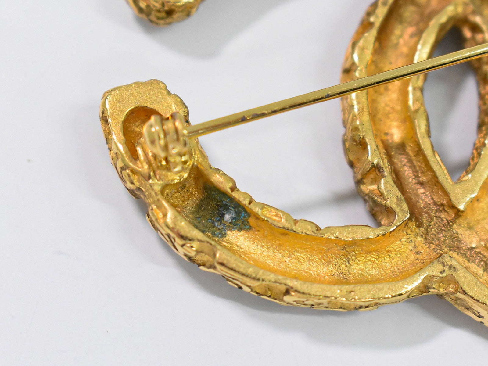Chanel Cc Brooch Textured Metal Gold Gold_Plated Brooch Jewelry (Pre-Owned)
