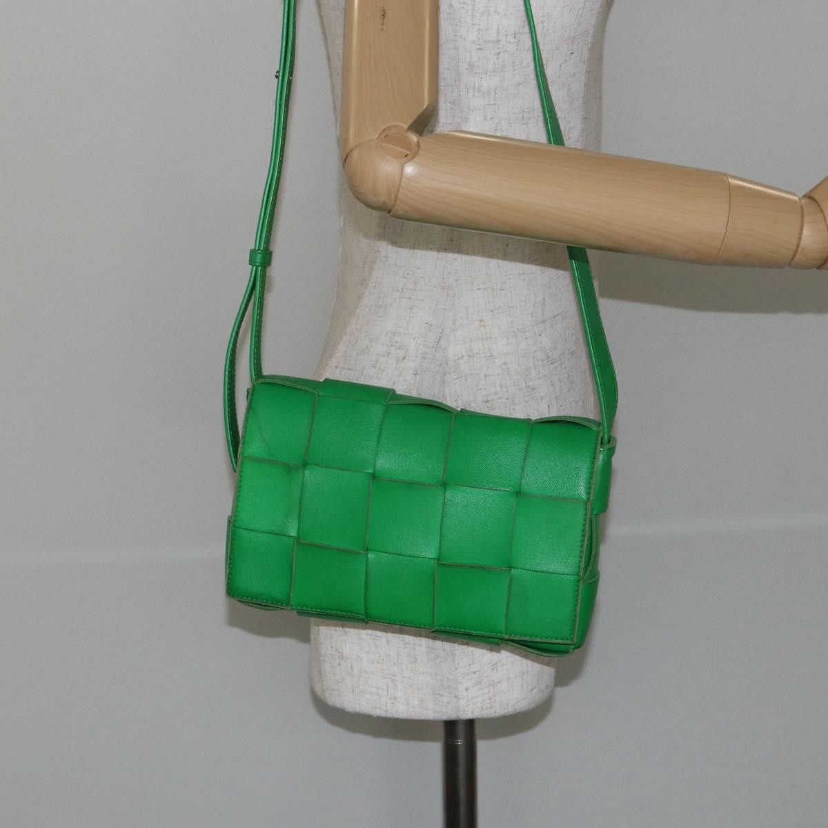 Bottega Veneta Cassette Crossbody Bag Maxi Intrecciato Leather Green Leather Bag (Pre-Owned)