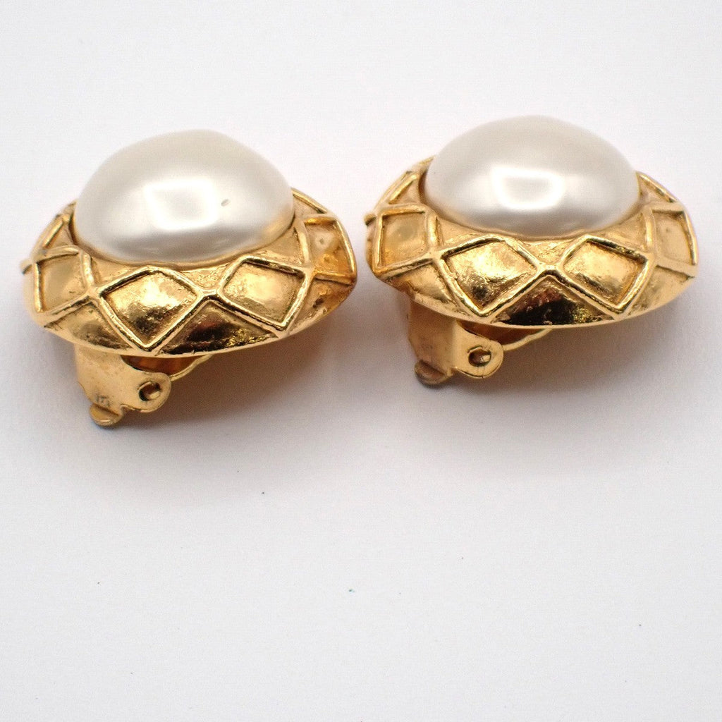 Chanel Vintage Round Clip-On Earrings Metal With Faux Pearl Gold Gold_Plated Earrings Jewelry (Pre-Owned)