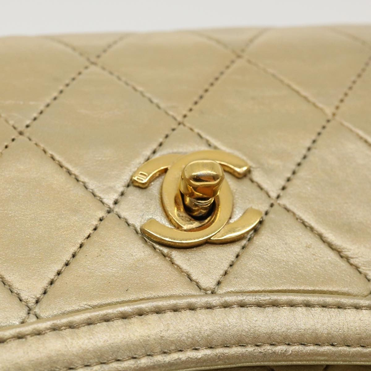Chanel Vintage Cc Chain Flap Bag Quilted Lambskin Gold Leather Shoulder Bag Bag (Pre-Owned)