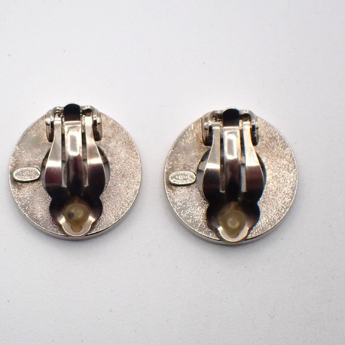 Chanel Cc Cutout Round Clip-On Earrings Metal Silver Metal Earrings Jewelry (Pre-Owned)