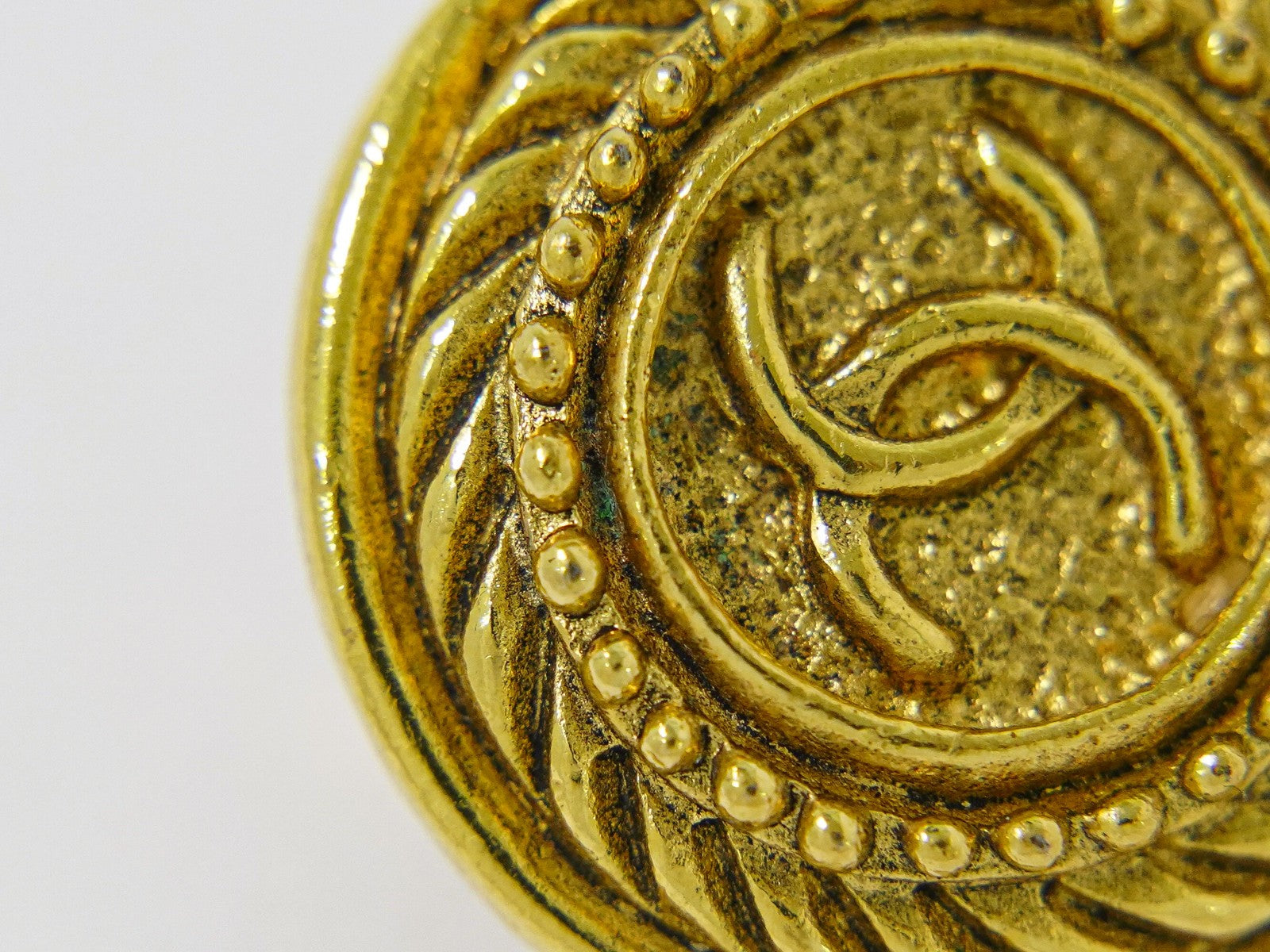 Chanel Vintage Cc Logo Round Clip On Earrings Textured Metal Gold Gold_Plated Earrings Jewelry (Pre-Owned)
