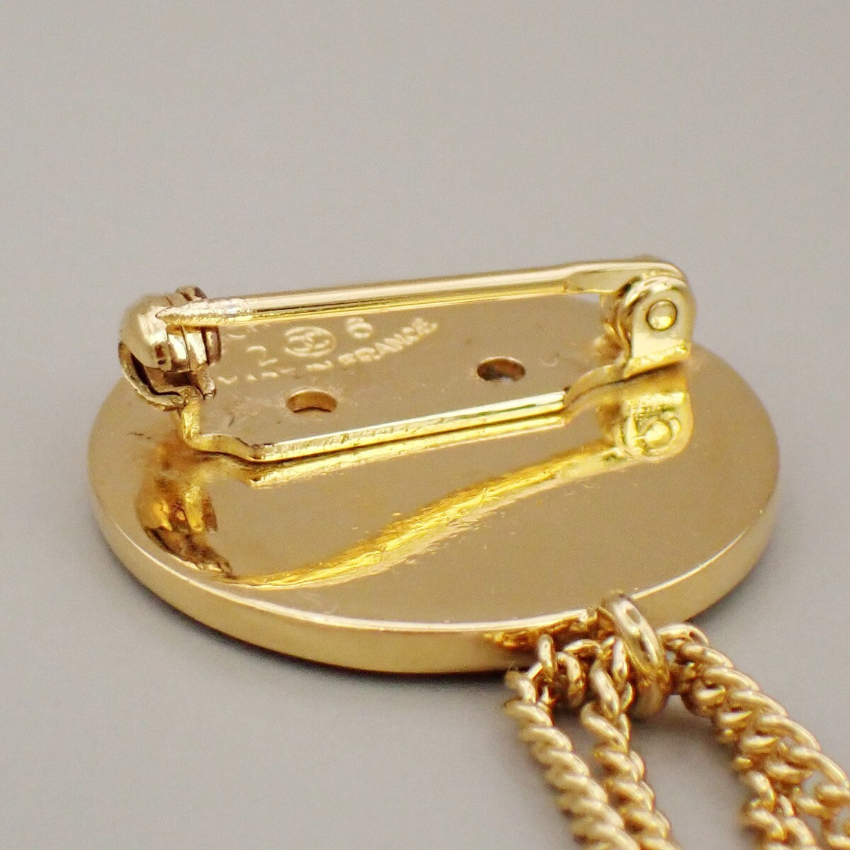 Chanel Vintage Medallion Flap Bag Brooch Metal Gold Gold_Plated Brooch Jewelry (Pre-Owned)