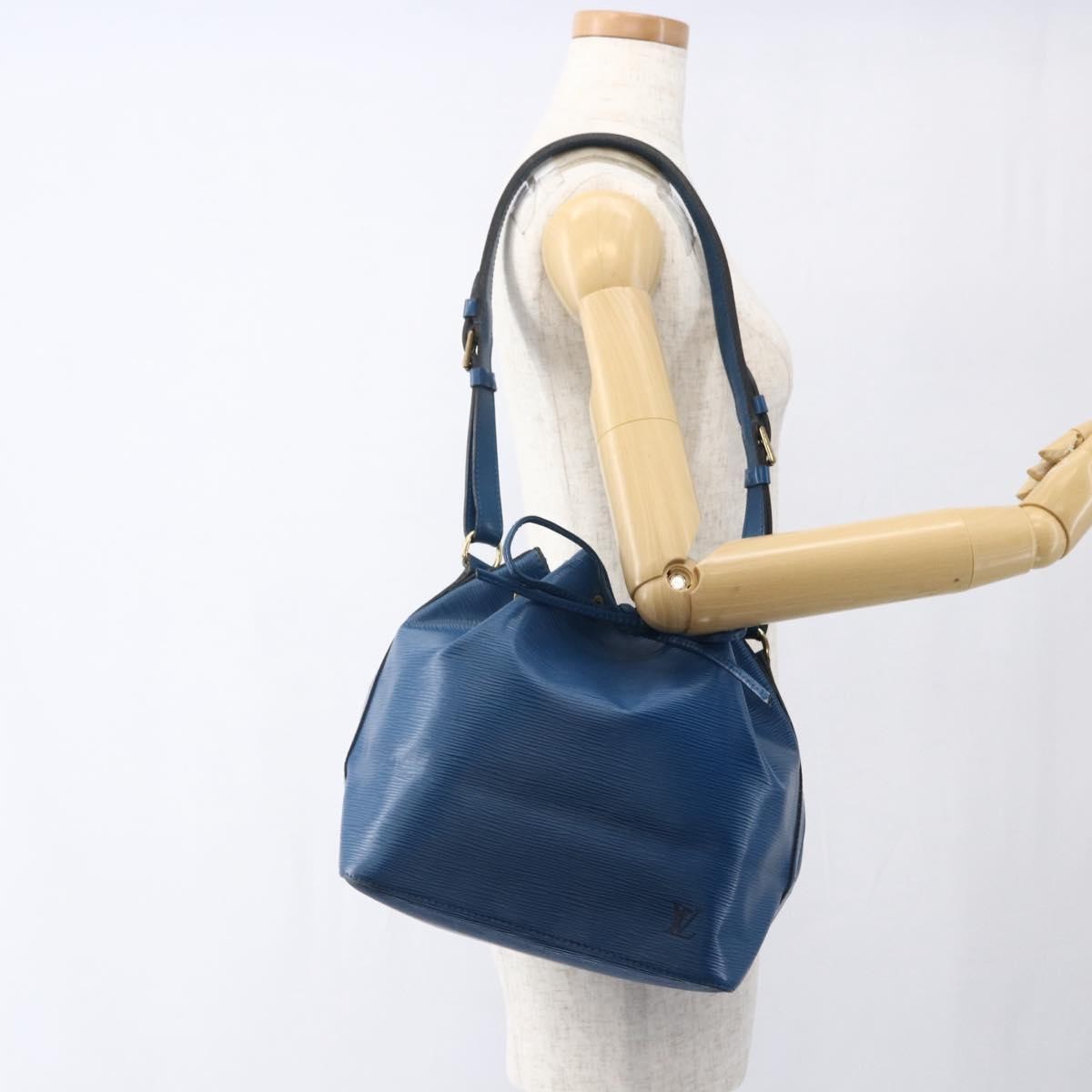 Louis Vuitton Noe Handbag Epi Leather Blue Leather Shoulder Bag Bag (Pre-Owned)