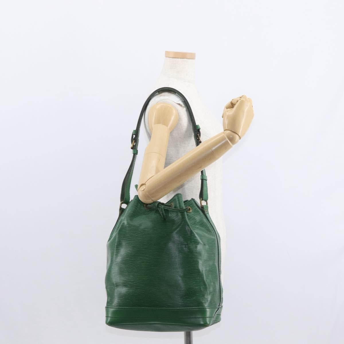 Louis Vuitton Noe Handbag Epi Leather Green Leather Shoulder Bag Bag (Pre-Owned)