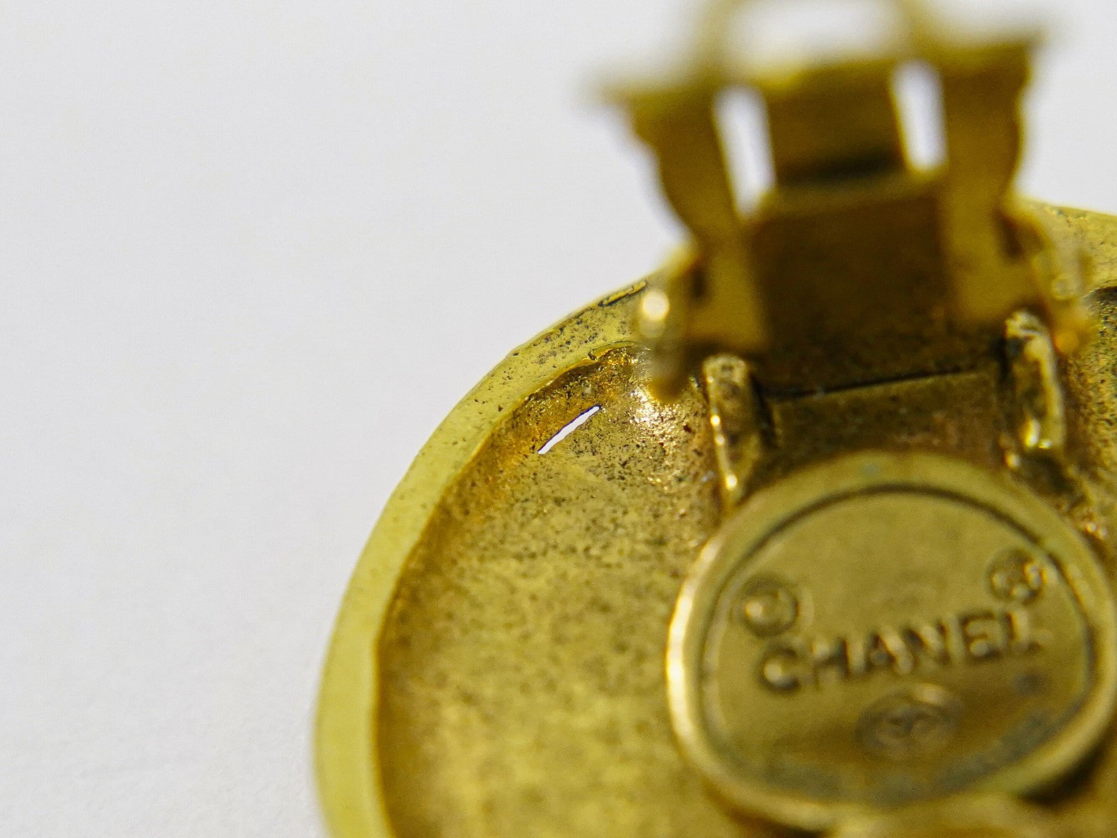 Chanel Vintage Cc Logo Round Clip On Earrings Textured Metal Gold Gold_Plated Earrings Jewelry (Pre-Owned)
