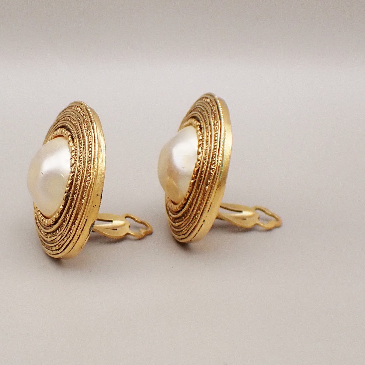 Chanel Vintage Round Clip-On Earrings Metal With Faux Pearl Gold Gold_Plated Earrings Jewelry (Pre-Owned)