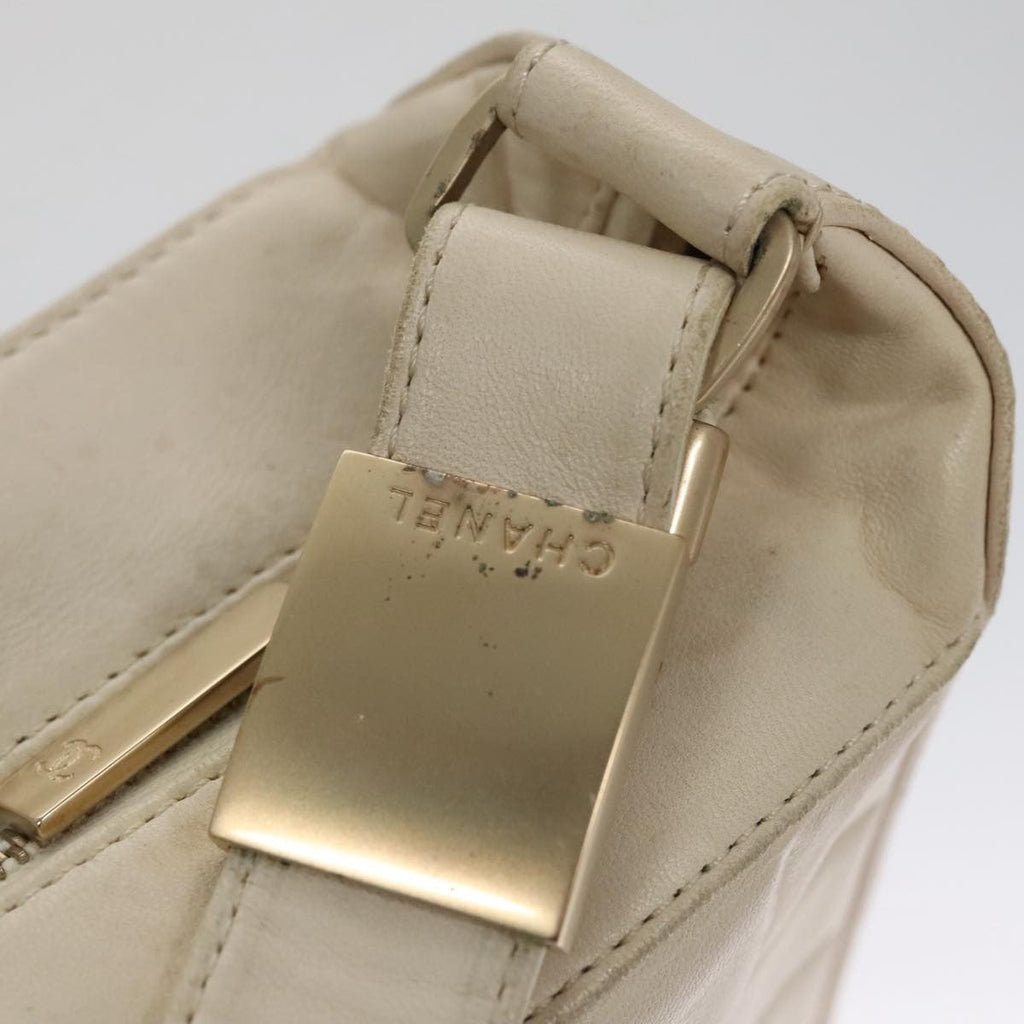 Chanel Chocolate Bar Cc Shoulder Bag Quilted Leather White Leather Shoulder Bag Bag (Pre-Owned)