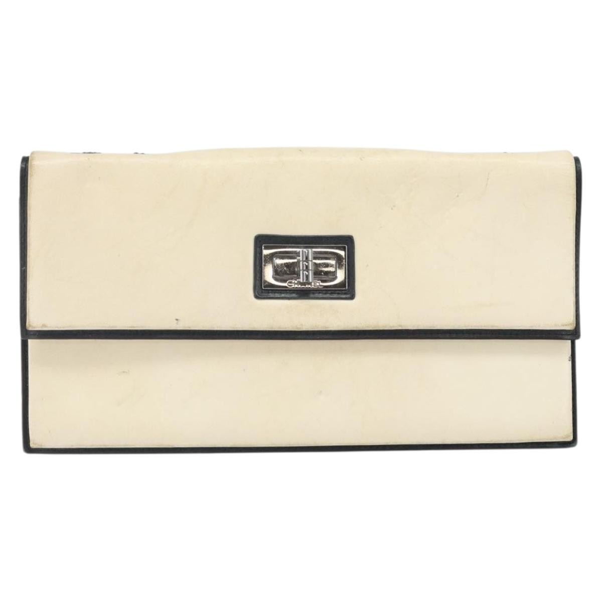 Chanel 2.55 Shoulder Bag Leather White Leather Shoulder Bag Bag (Pre-Owned)