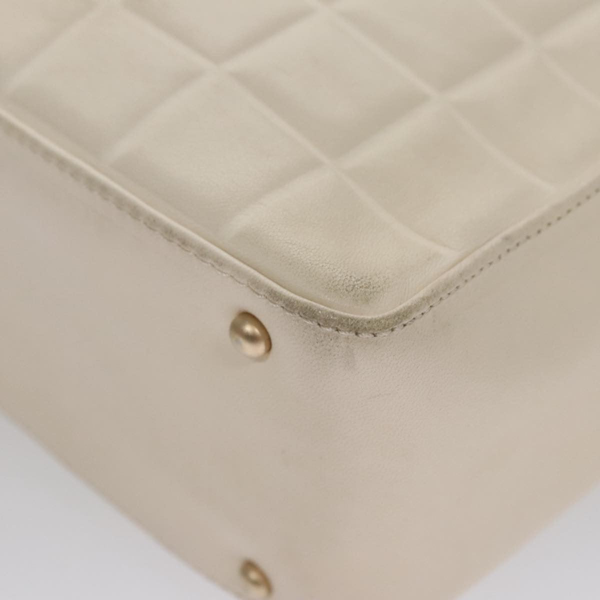 Chanel Chocolate Bar Cc Shoulder Bag Quilted Leather White Leather Shoulder Bag Bag (Pre-Owned)