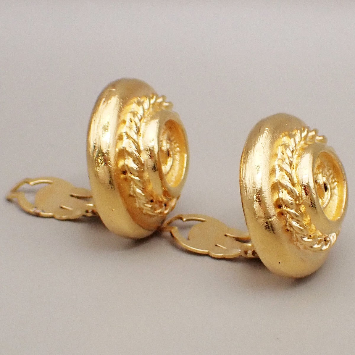 Chanel Vintage Cc Logo Round Clip On Earrings Textured Metal Gold Gold_Plated Earrings Jewelry (Pre-Owned)