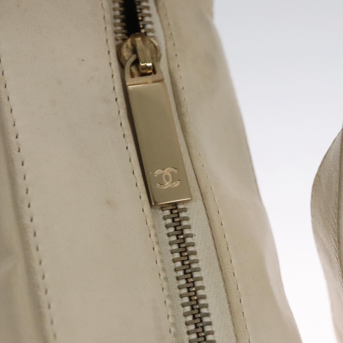 Chanel Chocolate Bar Cc Shoulder Bag Quilted Leather White Leather Shoulder Bag Bag (Pre-Owned)