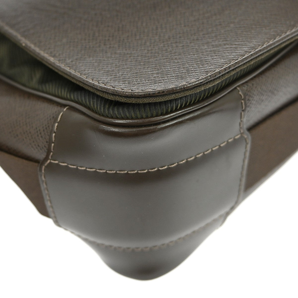 Louis Vuitton Viktor Messenger Bag Taiga Leather Brown Leather Shoulder Bag Bag (Pre-Owned)