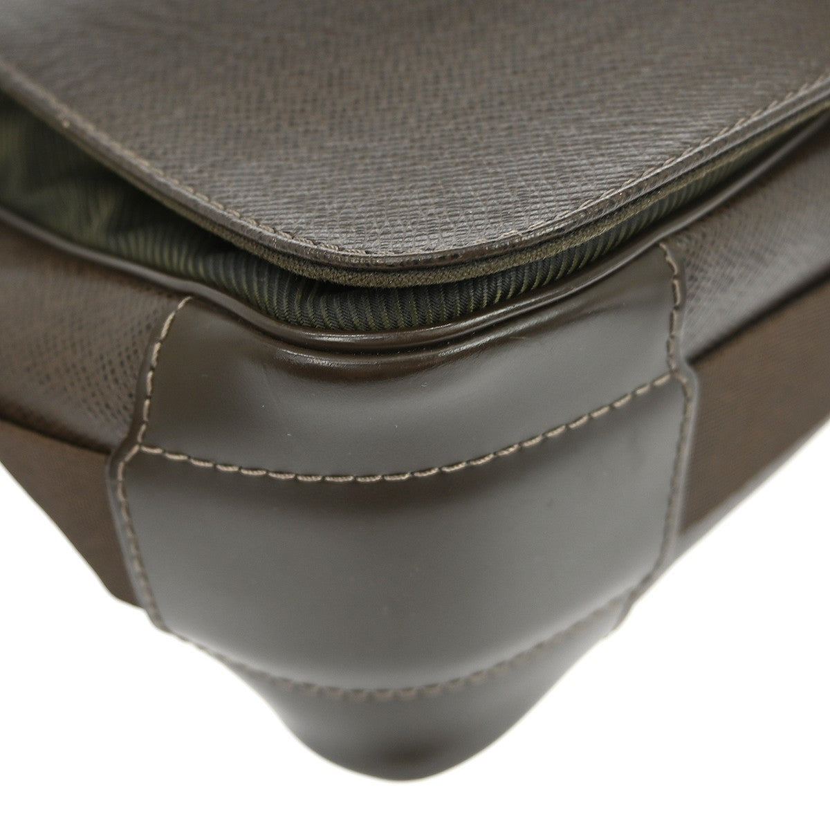 Louis Vuitton Viktor Messenger Bag Taiga Leather Brown Leather Shoulder Bag Bag (Pre-Owned)