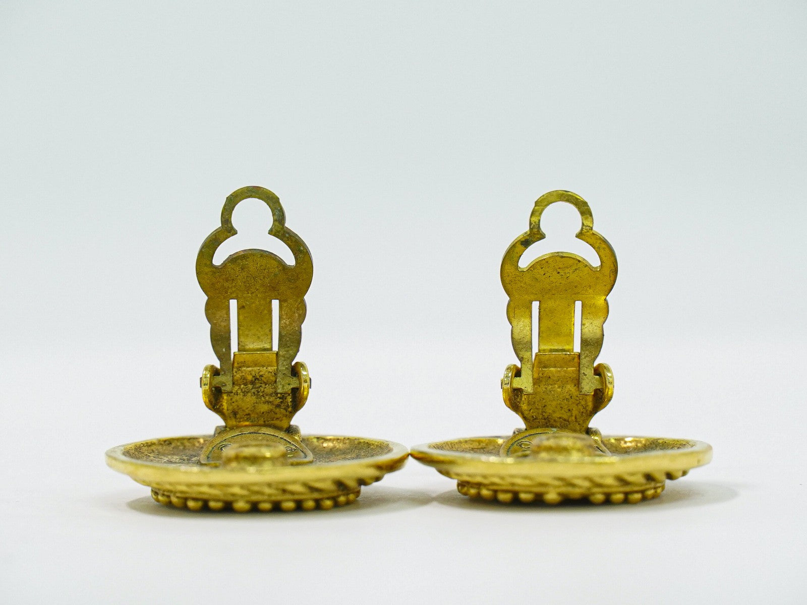 Chanel Vintage Cc Logo Round Clip On Earrings Textured Metal Gold Gold_Plated Earrings Jewelry (Pre-Owned)